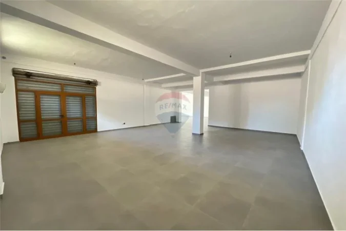 Tirane, jepet me qera magazine Kati 1, 202 m² 600 € (vlore Bibliotekës Qendrore)