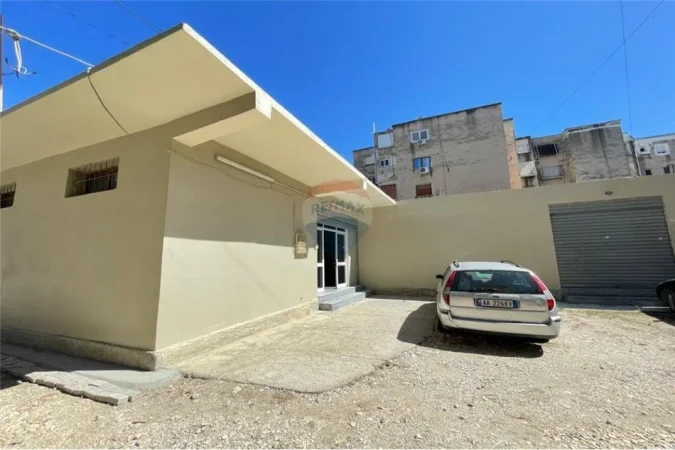 Tirane, jepet me qera magazine Kati 1, 202 m² 600 € (vlore Bibliotekës Qendrore)