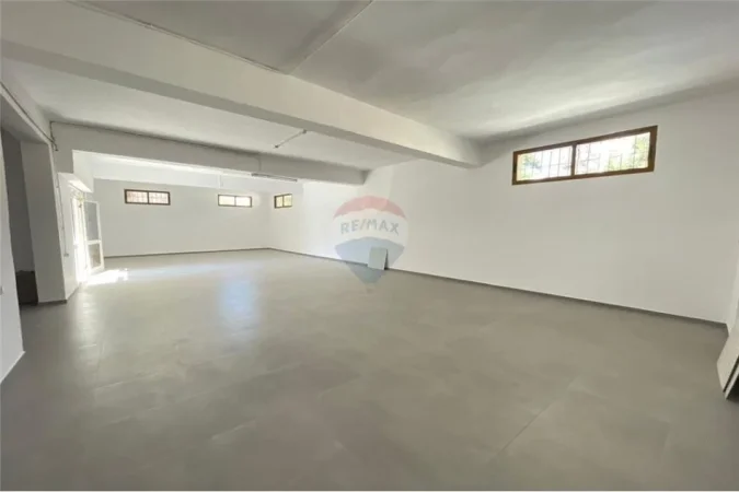 Tirane, jepet me qera magazine Kati 1, 202 m² 600 € (vlore Bibliotekës Qendrore)