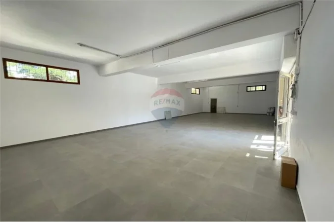 Tirane, jepet me qera magazine Kati 1, 202 m² 600 € (vlore Bibliotekës Qendrore)