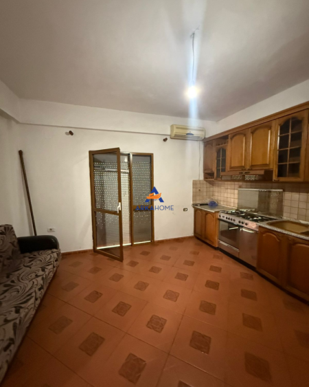 Tirane, jepet me qera apartament 2+1+Ballkon Kati 2, 70 m² 450 € (PRANE UET, PORCELAN)