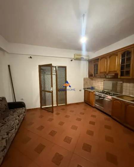 Tirane, jepet me qera apartament 2+1+Ballkon Kati 2, 70 m² 450 € (PRANE UET, PORCELAN)