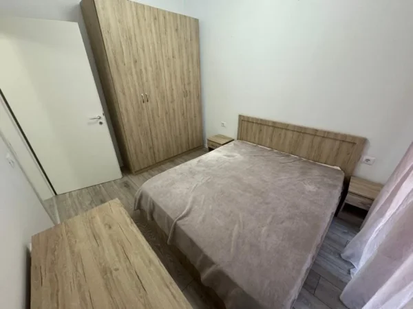 Tirane, jepet me qera apartament 1+1 Kati 4, 400 € 
