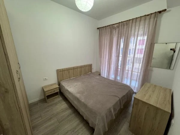 Tirane, jepet me qera apartament 1+1 Kati 4, 400 € 