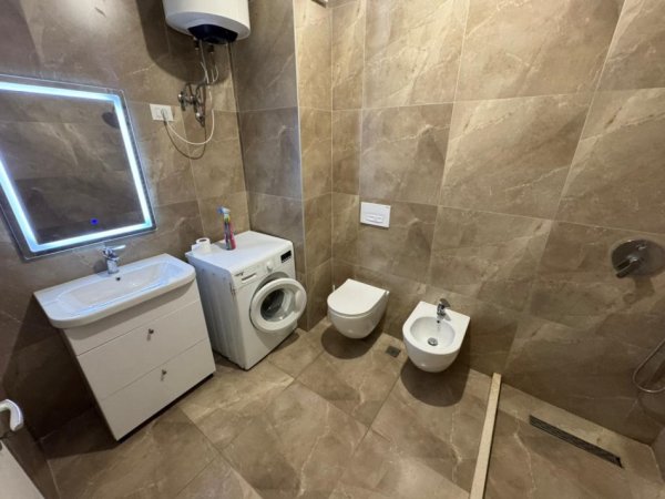 Tirane, jepet me qera apartament 1+1 Kati 4, 400 € 