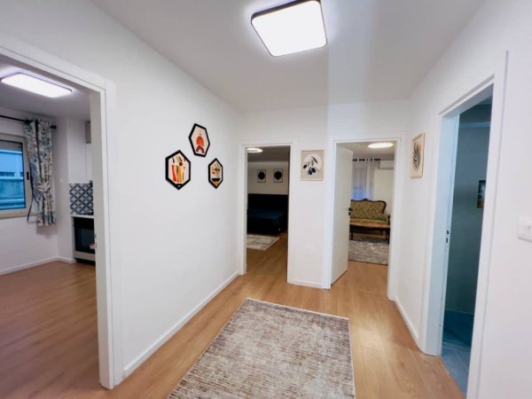 Tirane, jepet me qera apartament 2+1 Kati 5, 120 m² 1.180 € (Bllok)