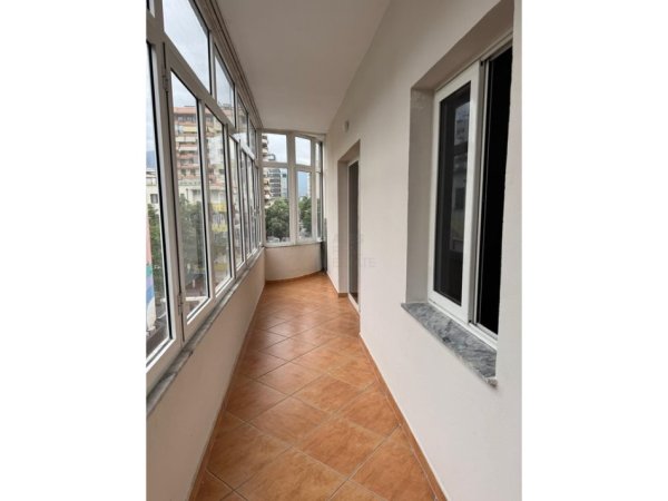 Tirane, jepet me qera ambjent biznesi Kati 4, 178 m²