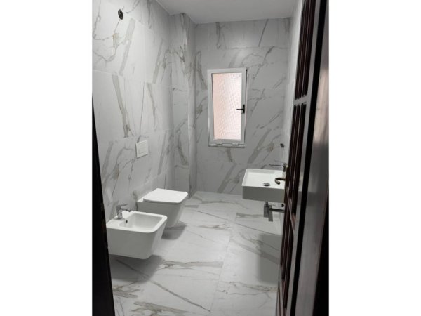 Tirane, jepet me qera ambjent biznesi Kati 4, 178 m²