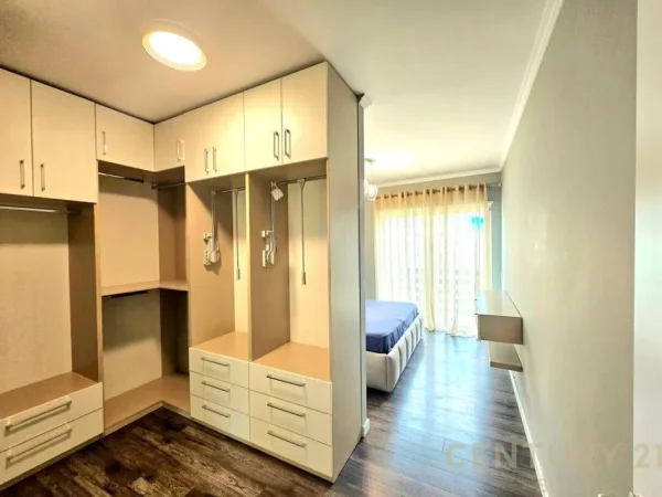 Tirane, jepet me qera apartament 2+1+Ballkon Kati 4, 1.200 m² 1.200 € 