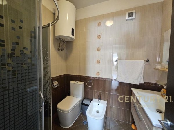 Tirane, jepet me qera apartament 3+1+Aneks+Ballkon Kati 5, 159 m² 750 € (Xhamlliku)
