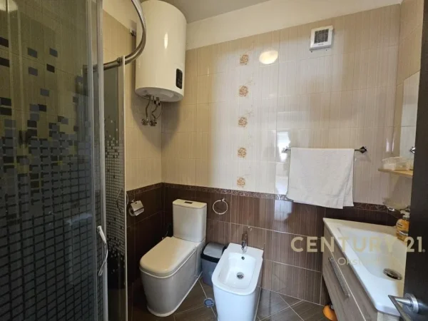 Tirane, jepet me qera apartament 3+1+Aneks+Ballkon Kati 5, 159 m² 750 € (Xhamlliku)