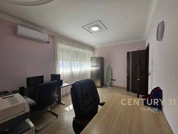 Tirane, jepet me qera apartament 3+1+Aneks+Ballkon Kati 5, 159 m² 750 € (Xhamlliku)