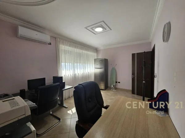 Tirane, jepet me qera apartament 3+1+Aneks+Ballkon Kati 5, 159 m² 750 € (Xhamlliku)
