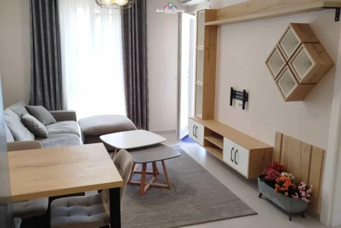 Tirane, jepet me qera apartament 1+1+Ballkon Kati 8, 70 m² 500 € (Gryka e Kacanikut)