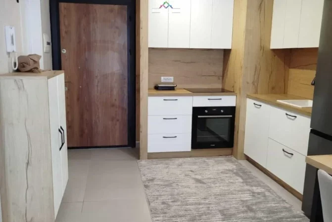 Tirane, jepet me qera apartament 1+1+Ballkon Kati 8, 70 m² 500 € (Gryka e Kacanikut)