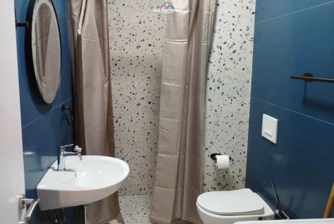 Tirane, jepet me qera apartament 1+1+Ballkon Kati 8, 70 m² 500 € (Gryka e Kacanikut)