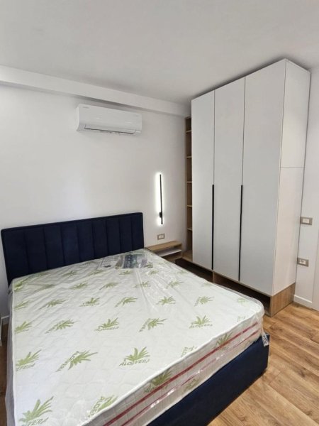 Tirane, jepet me qera apartament 2+1+Ballkon Kati 3, 90 m² 650 € (liqeni i thate)