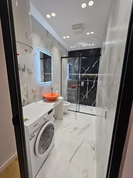 Tirane, jepet me qera apartament 2+1+Ballkon Kati 3, 90 m² 650 € (liqeni i thate)