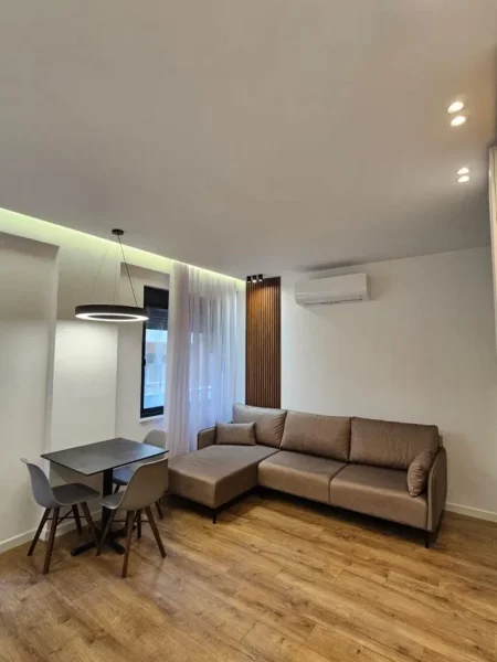 Tirane, jepet me qera apartament 2+1+Ballkon Kati 3, 90 m² 650 € (liqeni i thate)