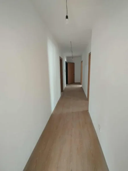 Tirane, jepet me qera apartament 3+1 Kati 5, 450 € 