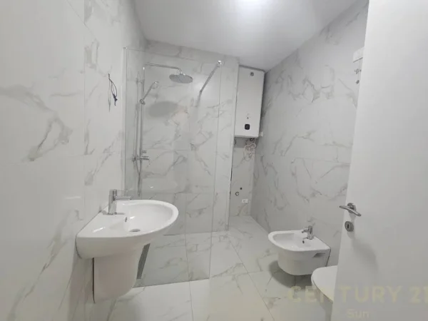 Tirane, jepet me qera zyre Kati 3, 70 m² 870 € (Lake View)