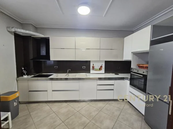 Tirane, jepet me qera apartament 3+1+Ballkon Kati 5, 159 m² 750 € 