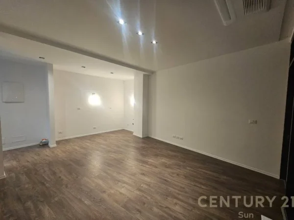 Tirane, jepet me qera zyre Kati 3, 70 m² 870 € (LAKE VIEW)