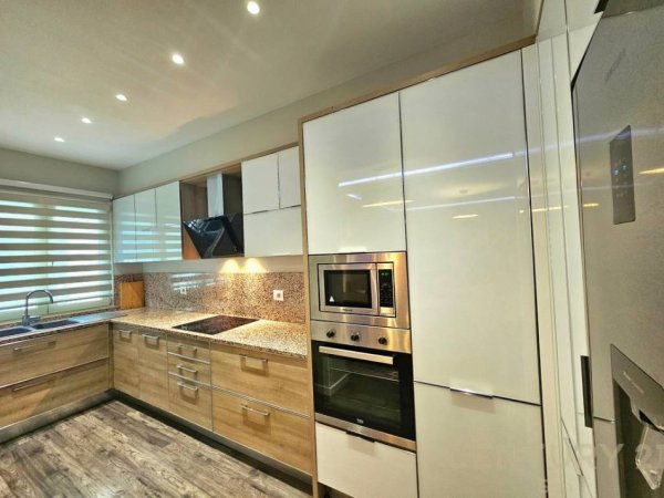Tirane, jepet me qera apartament 2+1 Kati 4, 126 m² 1.200 € (Barrikada)
