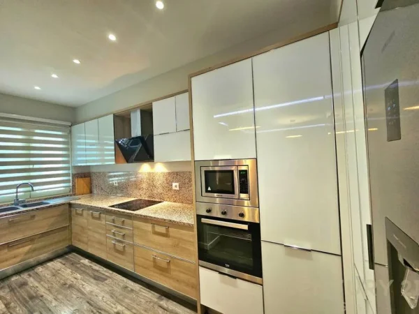 Tirane, jepet me qera apartament 2+1 Kati 4, 126 m² 1.200 € (Barrikada)