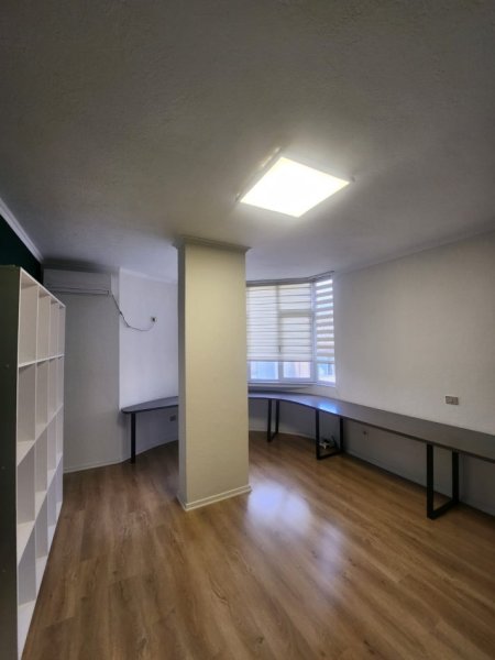 Tirane, jepet me qera zyre Kati 4, 73 m² 800 € (Sheshi willson)