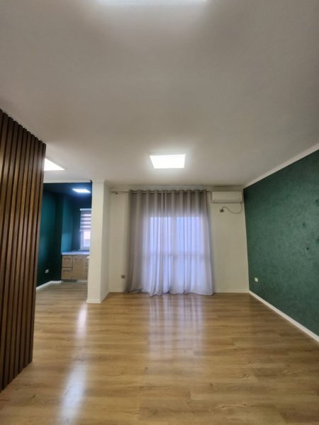 Tirane, jepet me qera zyre Kati 4, 73 m² 800 € (Sheshi willson)