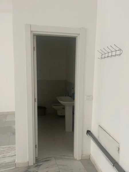 Tirane, jepet me qera dyqan Kati 0, 50 m² 400 € (Kodra e Diellit)