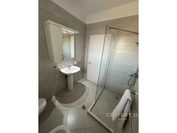 Tirane, jepet me qera apartament 2+1+Aneks+Ballkon Kati 8, 109 m² 1.300 € (Pazari i Ri)