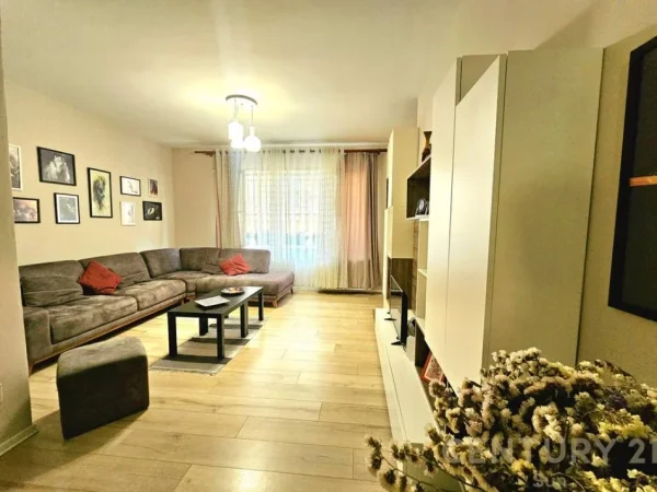 Tirane, jepet me qera apartament 2+1 Kati 2, 100 m² 800 € (Kopshti Botanik)