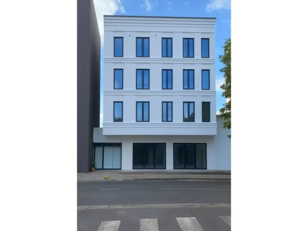 Tirane, jepet me qera ambjent biznesi Kati 4, 620 m² 10.000 € (Ali Demi)