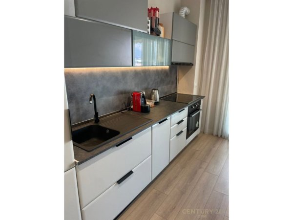 Tirane, jepet me qera apartament 1+1 Kati 11, 67 m² 950 € (Rruga e Barrikadave)