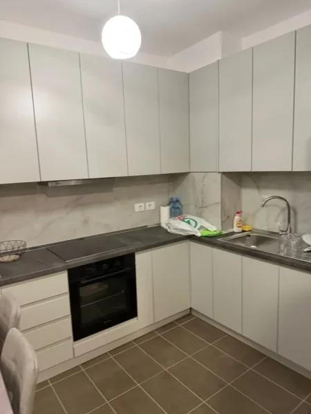 Tirane, jepet me qera apartament 1+1+Ballkon Kati 3, 65 m² 550 € (golden park)