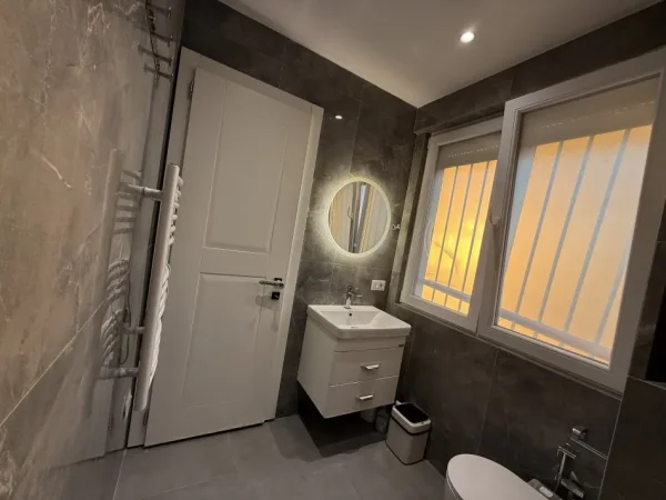 Tirane, jepet me qera apartament 2+1+Ballkon Kati 13, 112 m² 800 € (Rr. Arben Broci te kthesa e Kamzes)