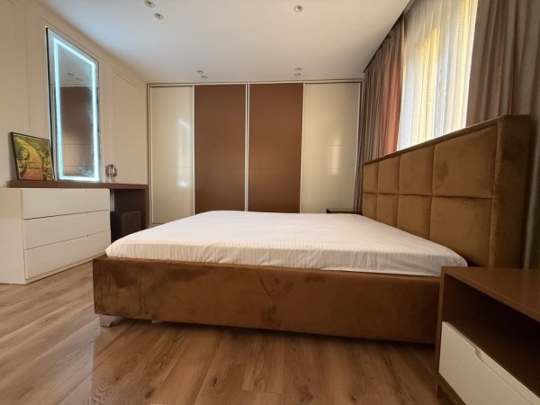 Tirane, jepet me qera apartament 2+1+Ballkon Kati 13, 112 m² 800 € (Rr. Arben Broci te kthesa e Kamzes)
