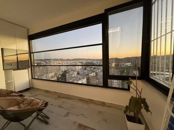 Tirane, jepet me qera apartament 2+1+Ballkon Kati 13, 112 m² 800 € (Rr. Arben Broci te kthesa e Kamzes)