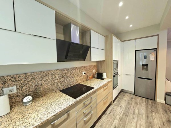 Tirane, jepet me qera apartament 2+1 Kati 4, 126 m² 1.200 € (RRUGEN E BARRIKADAVE)