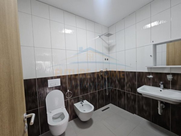 Tirane, jepet me qera apartament 2+1 Kati 4, 100 m² 700 € (Rruga e Barrikadave, Tiranë.)