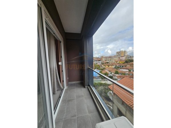 Tirane, jepet me qera apartament 2+1 Kati 4, 100 m² 700 € (Rruga e Barrikadave, Tiranë.)