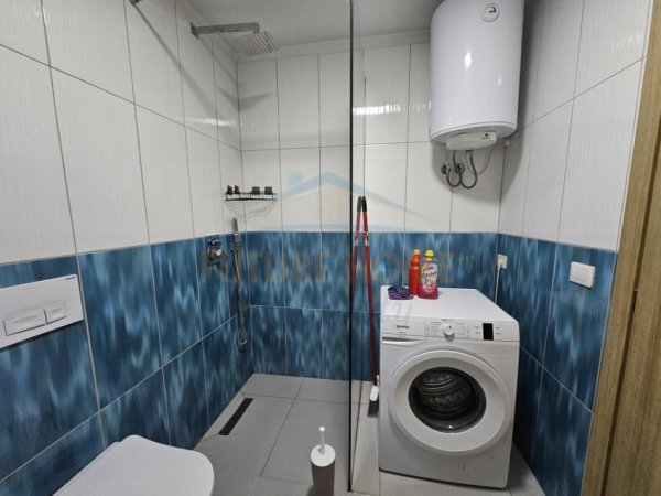 Tirane, jepet me qera apartament 2+1 Kati 4, 100 m² 700 € (Rruga e Barrikadave, Tiranë.)