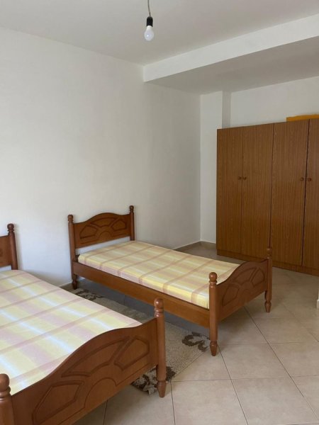 Tirane, jepet me qera apartament 2+1 Kati 2, 85 m² 450 € (Tek Xhamia ,Kopshti Botanik, Tiranë.)