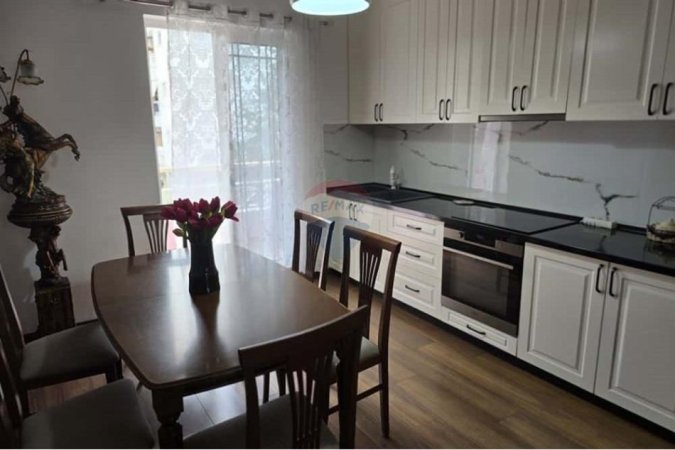 Tirane, jepet me qera apartament 2+1 Kati 3, 110 m² 550 € (Rruga 5 Maji)