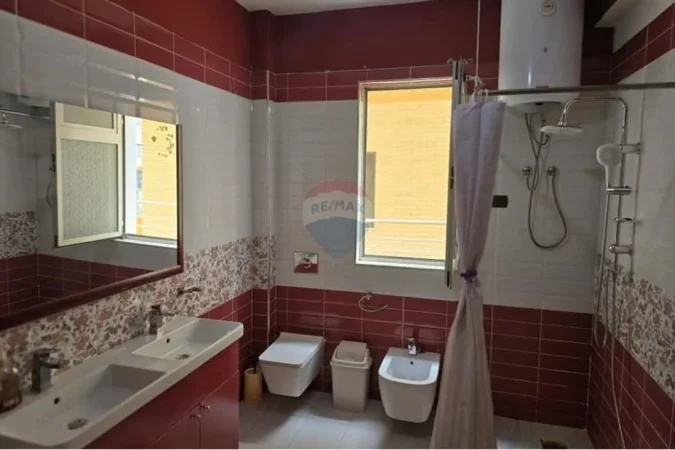 Tirane, jepet me qera apartament 2+1 Kati 3, 110 m² 550 € (Rruga 5 Maji)