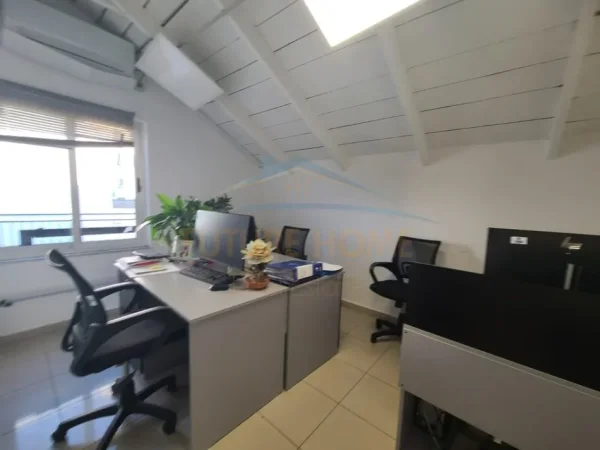 Tirane, jap me qera ambjent biznesi Kati 4, 96 m² 1.500 € (SHALLVARET)