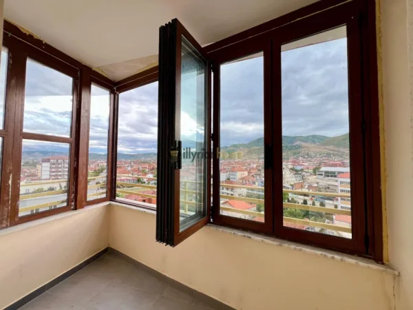 Pogradec, shitet apartament 2+1+Ballkon Kati 8, 135.000 €