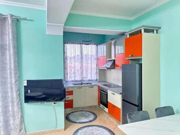 Tirane, jepet me qera apartament 1+1+Ballkon Kati 10, 77 m² 600 € (Rruga e Kavajes)